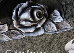 Grabstein mit Rosendetail